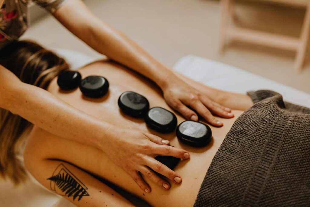 Hot-Stone-Massage in der Ordination Dr. Lungić in Wien-Donaustadt